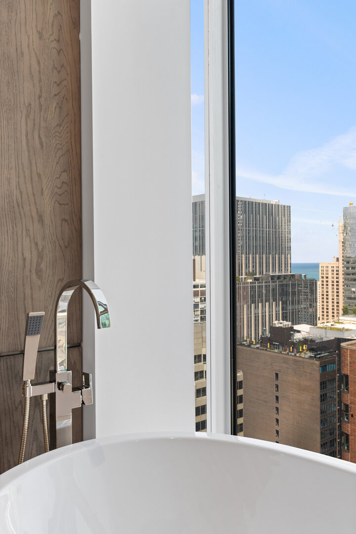 550 N Saint Clair Street Unit: 2502