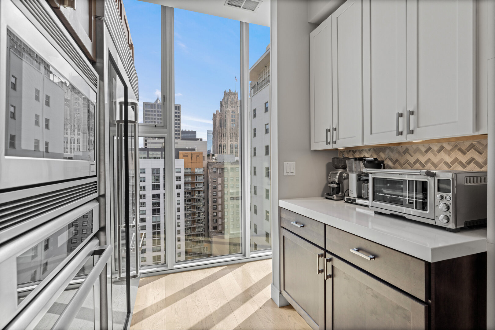 550 N Saint Clair Street Unit: 2502