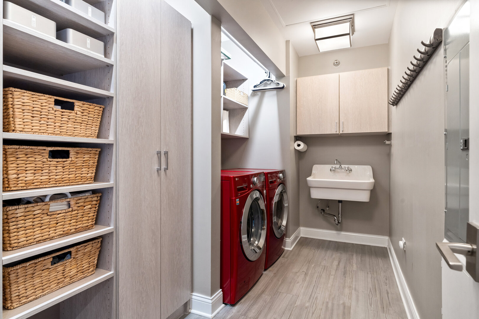 550 N Saint Clair Street Unit: 2502