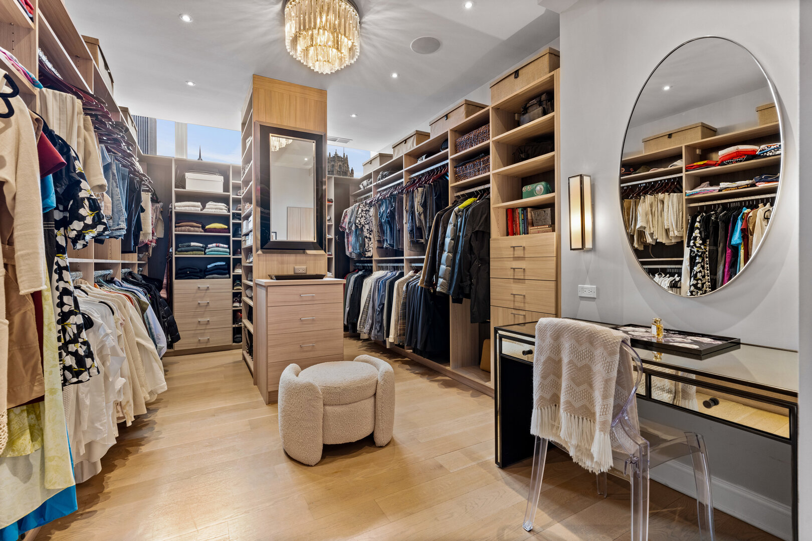 550 N Saint Clair Street Unit: 2502