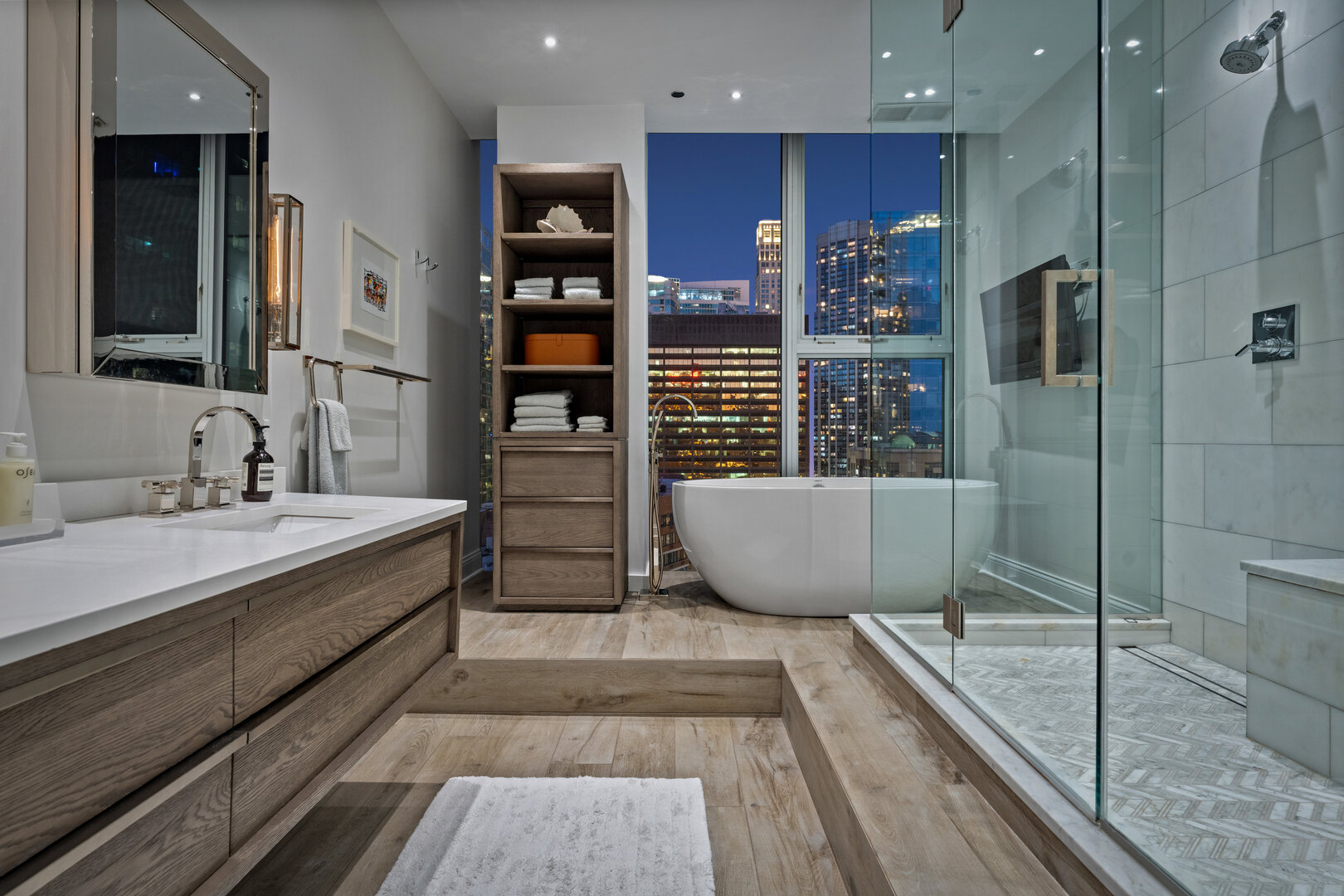 550 N Saint Clair Street Unit: 2502