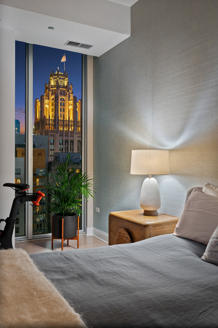 550 N Saint Clair Street Unit: 2502