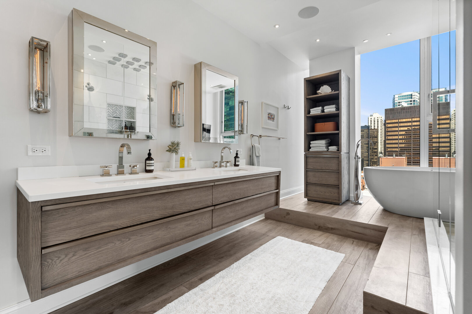 550 N Saint Clair Street Unit: 2502