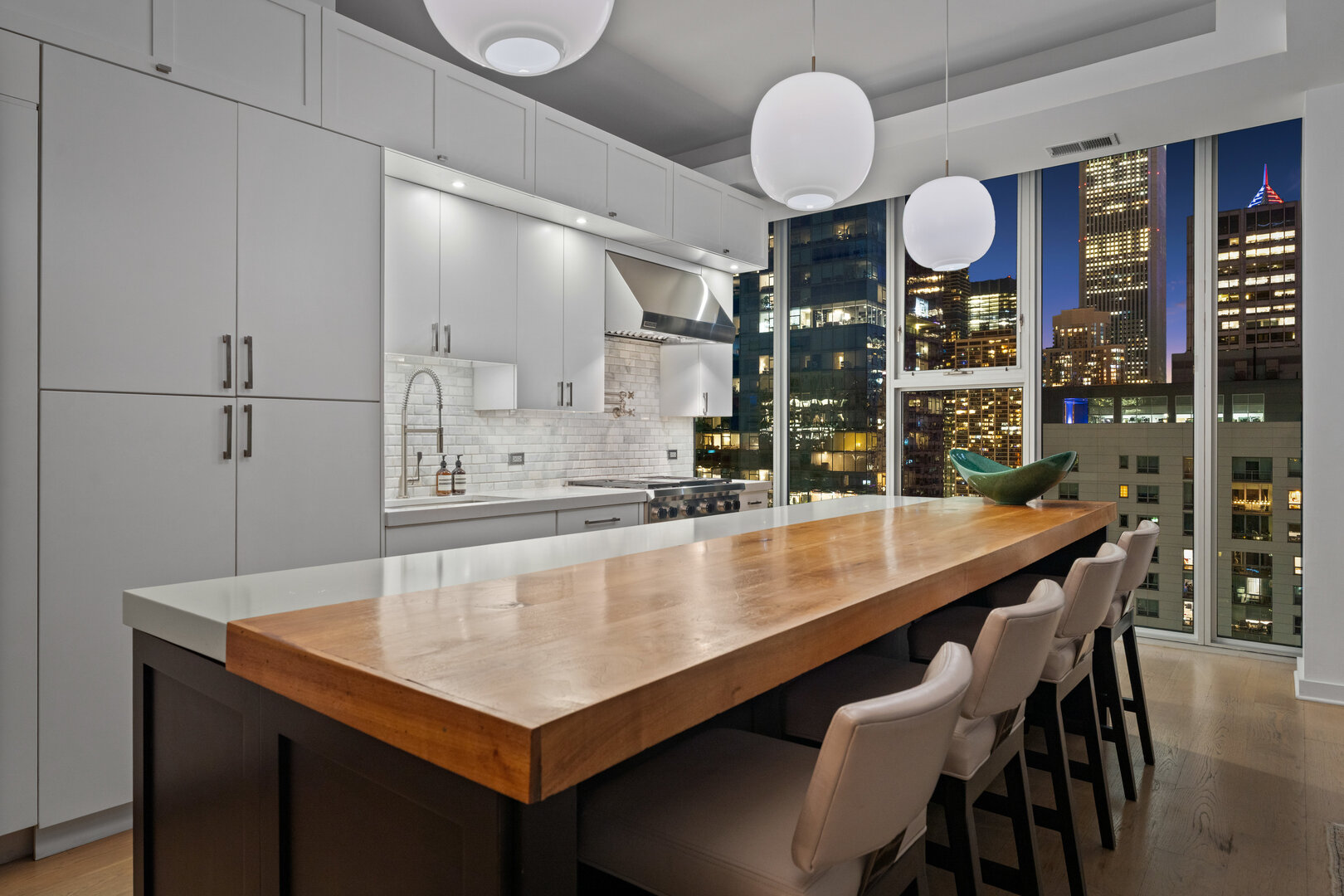 550 N Saint Clair Street Unit: 2502