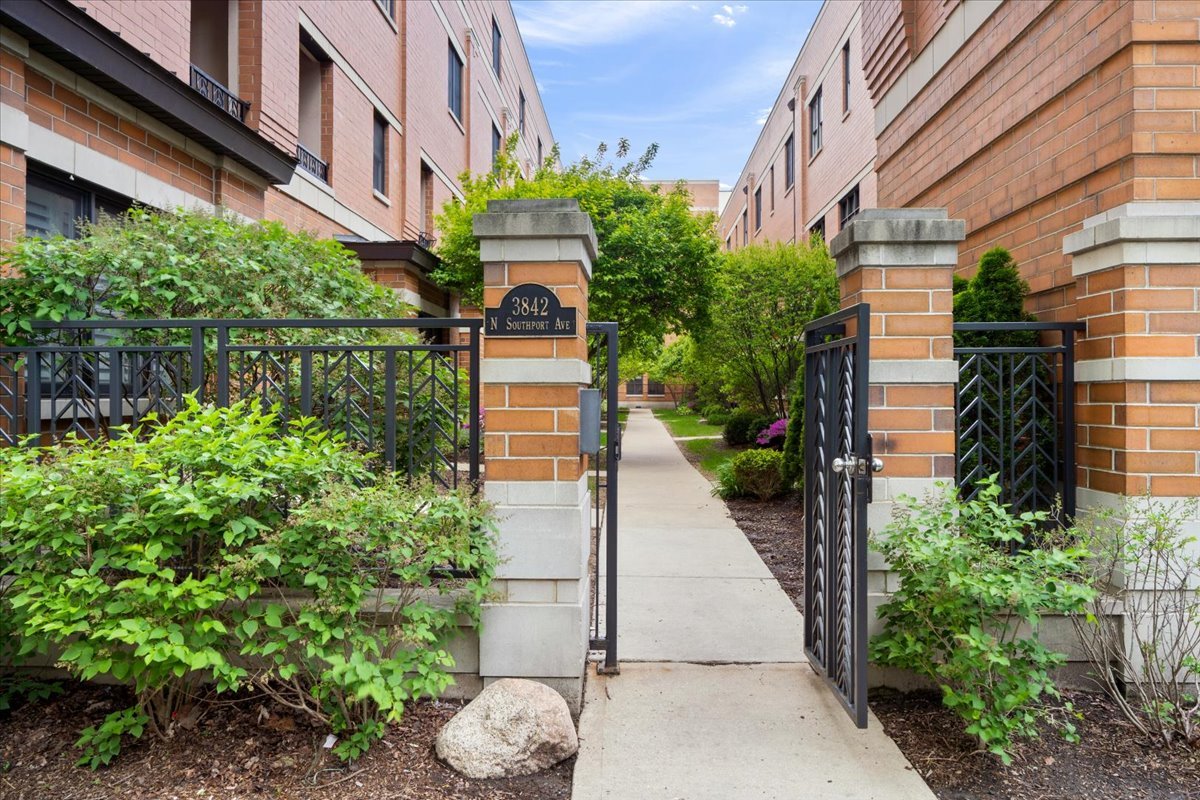 3842 N SOUTHPORT Avenue Unit: I