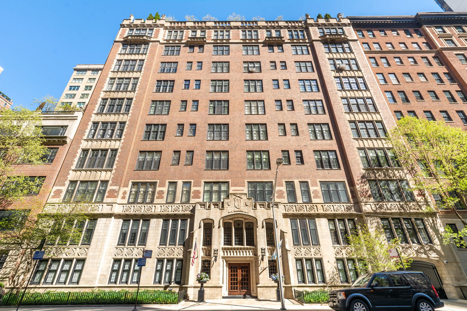 220 E Walton Place Unit: 4E