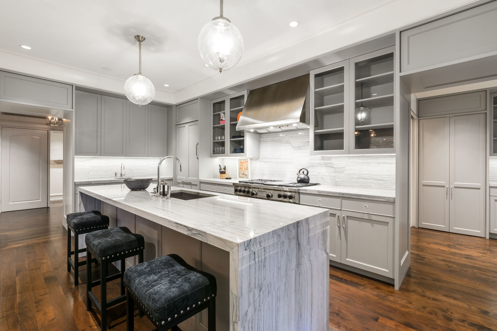 220 E Walton Place Unit: 4E