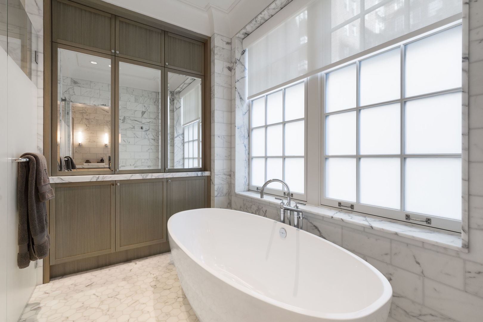 220 E Walton Place Unit: 4E