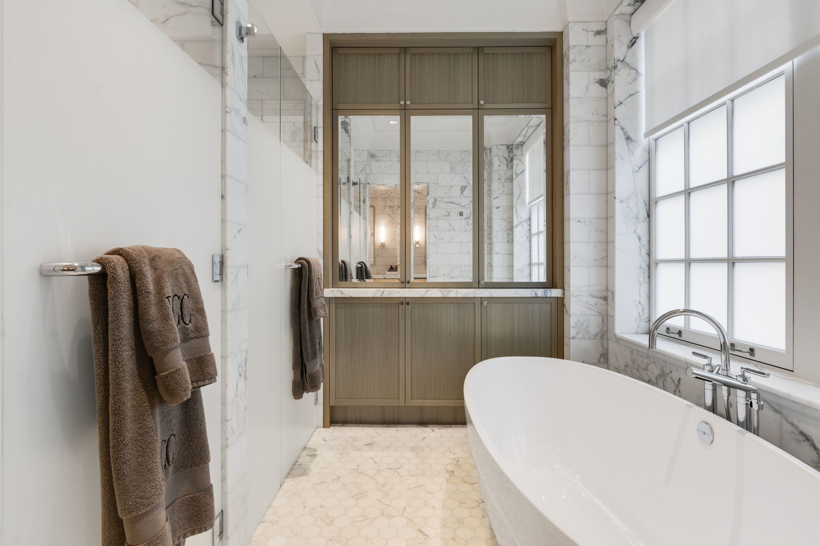 220 E Walton Place Unit: 4E