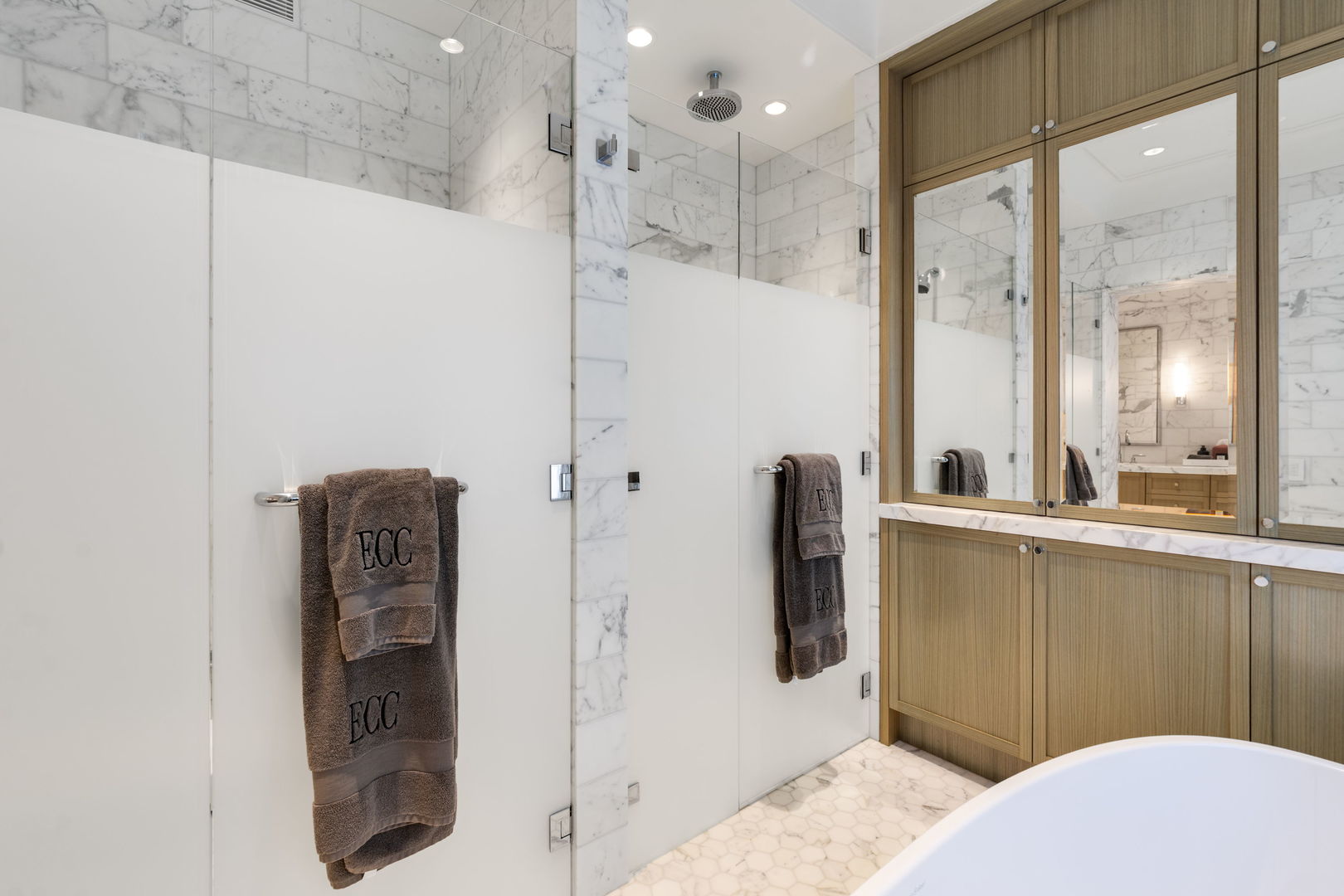 220 E Walton Place Unit: 4E