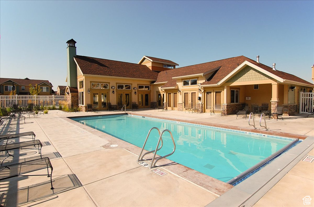 888 W WATERSIDE DR