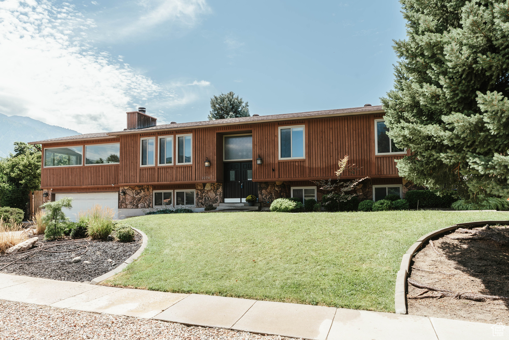 2274 E FLAT IRON DR