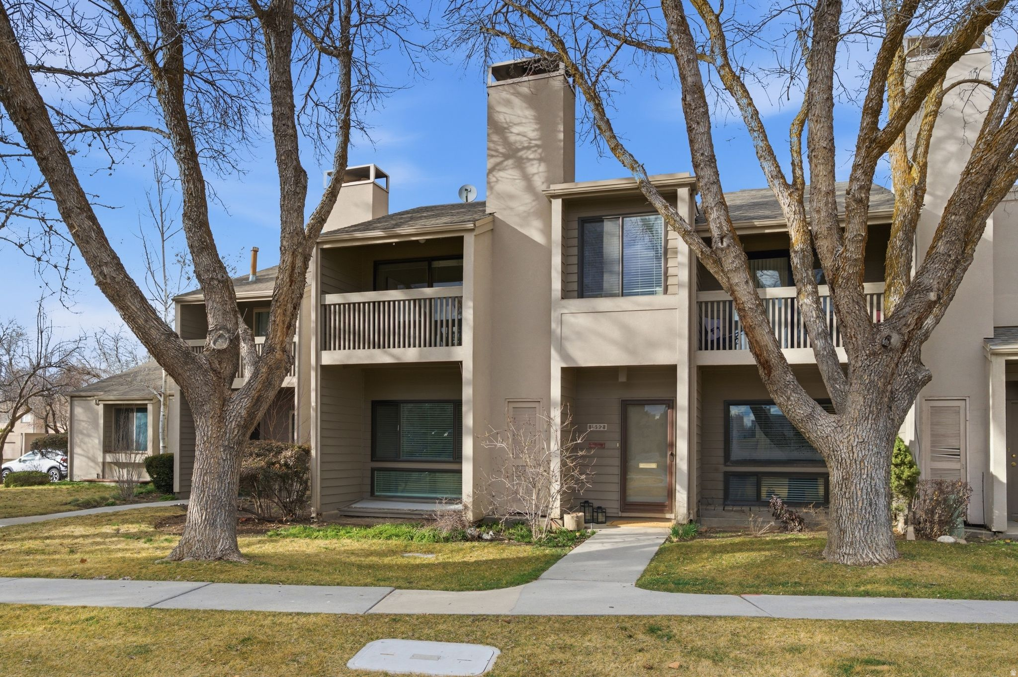 1592 E PARK PL