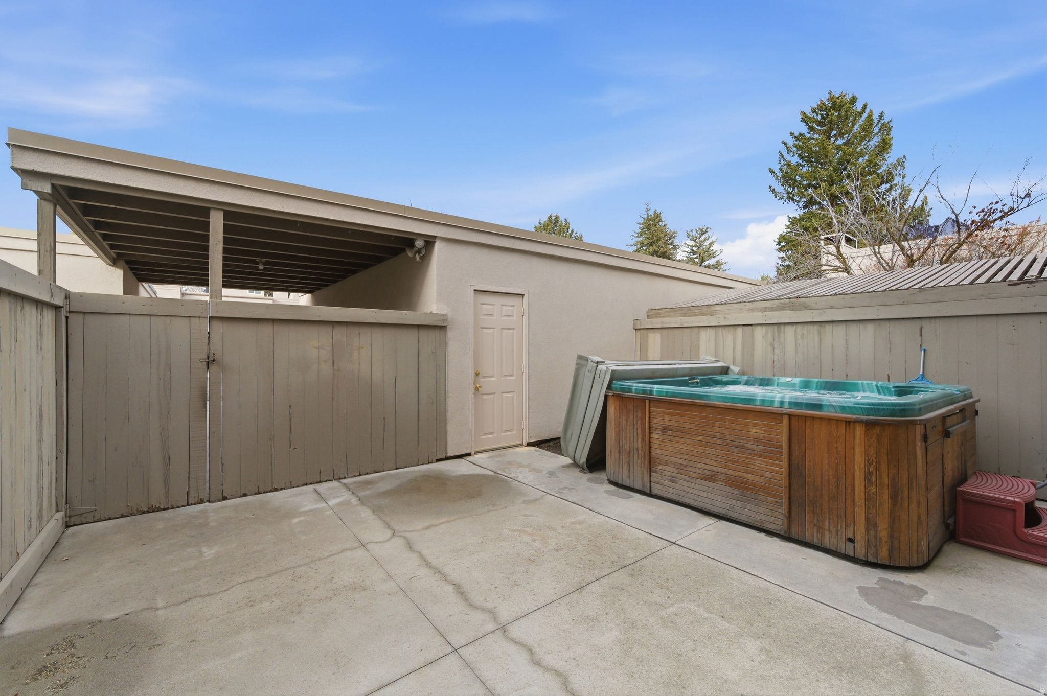 1592 E PARK PL