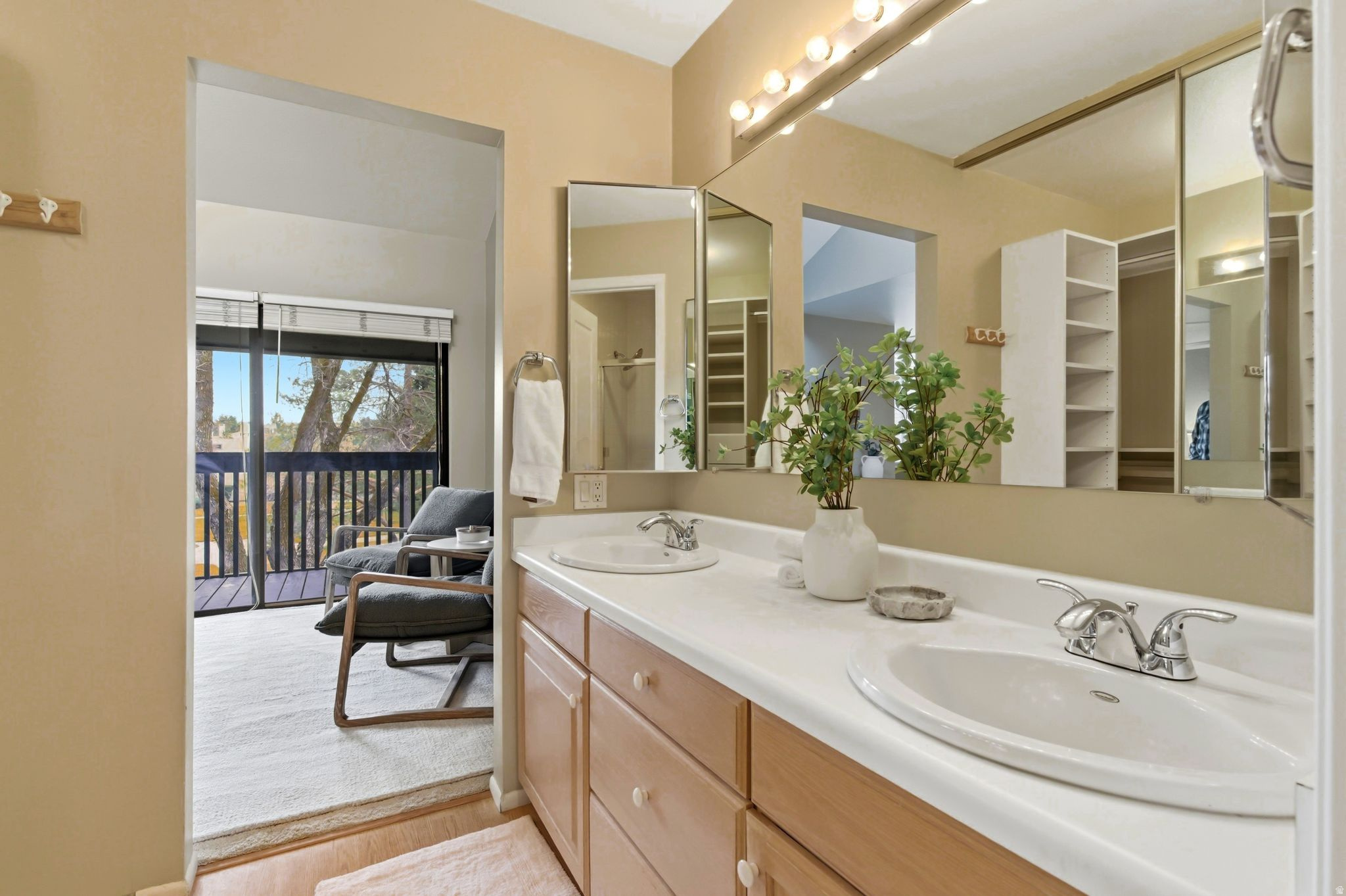 1592 E PARK PL