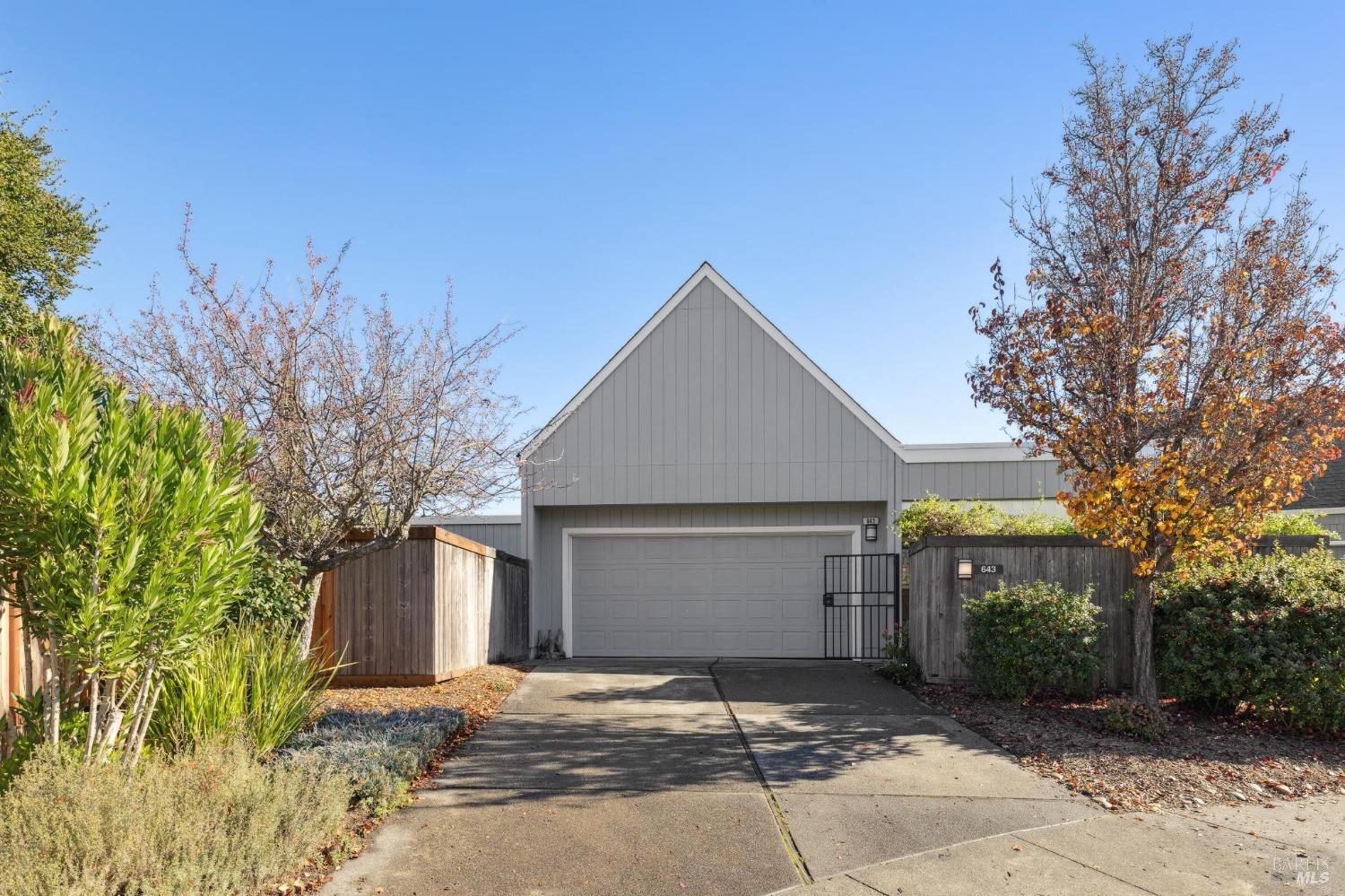 643 Lobelia Court