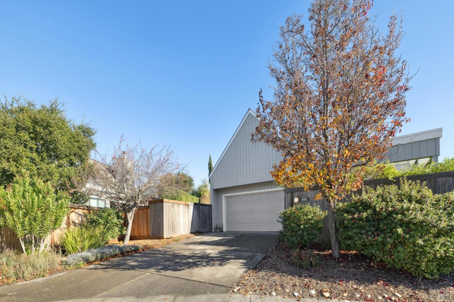 643 Lobelia Court