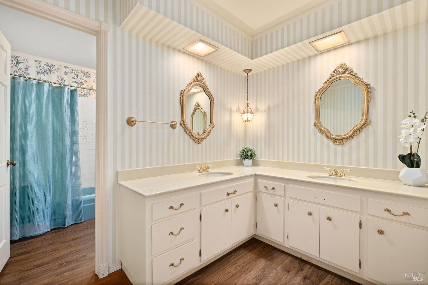 4284 Woodland Shadows Pl