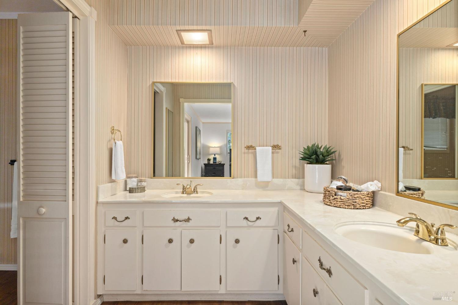 4284 Woodland Shadows Pl