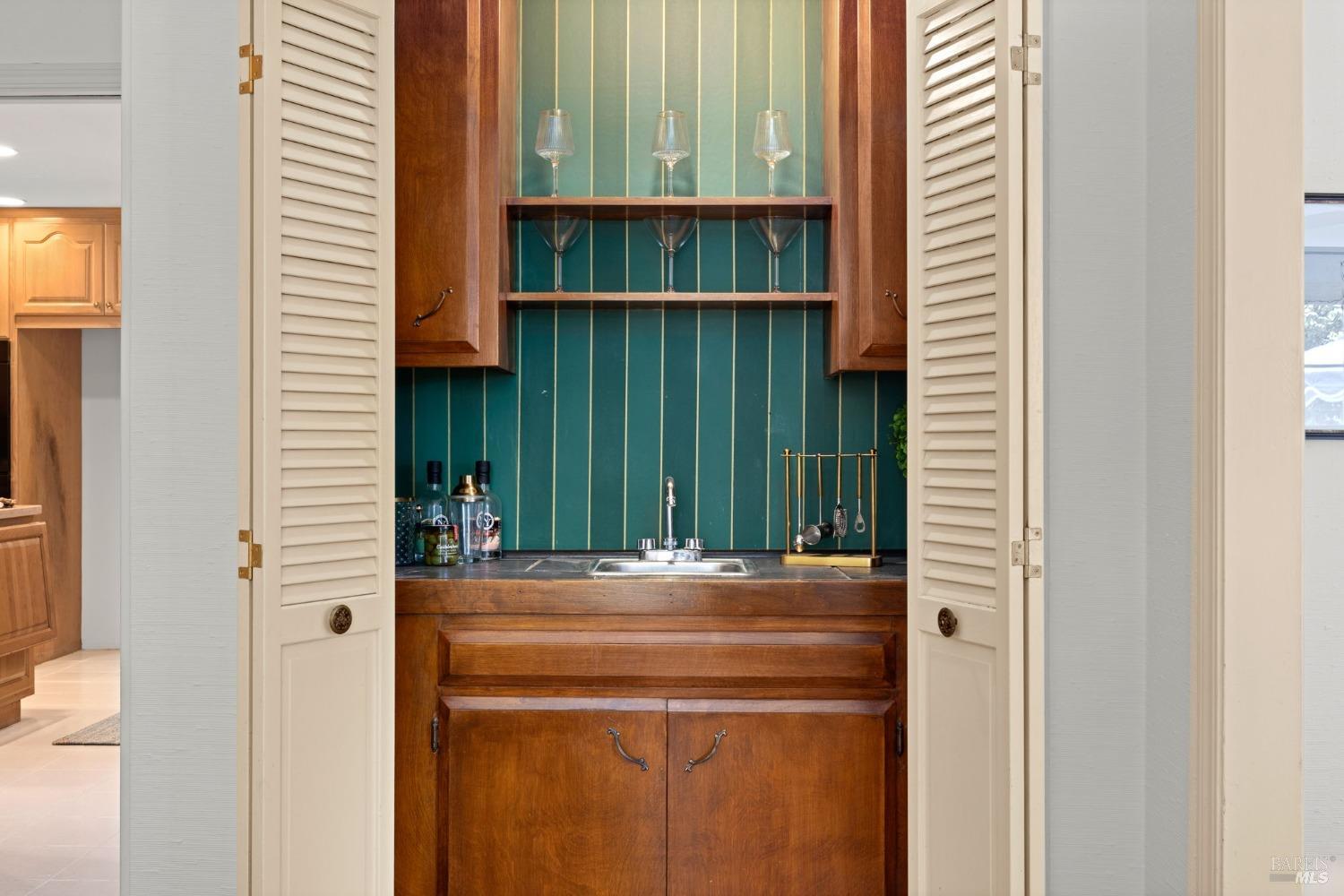 4284 Woodland Shadows Pl