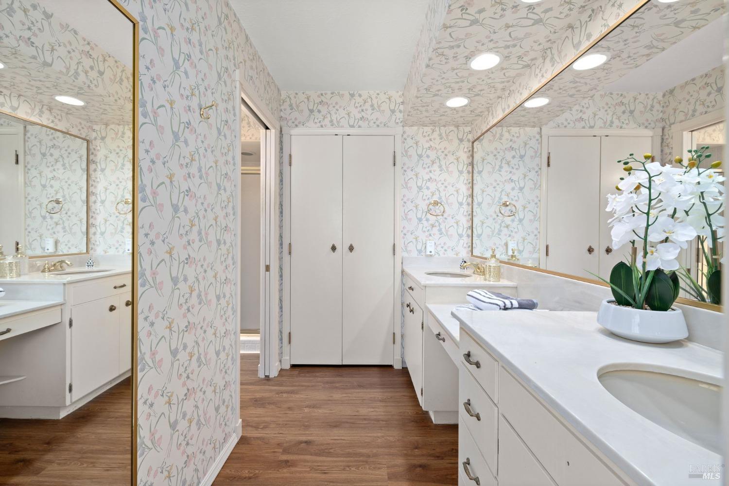 4284 Woodland Shadows Pl