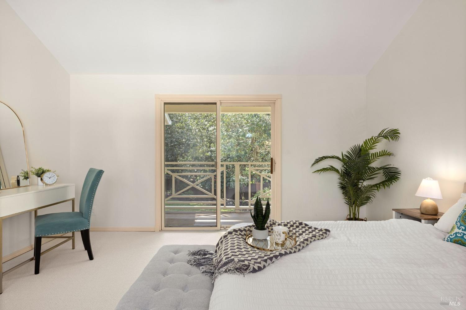 4284 Woodland Shadows Pl