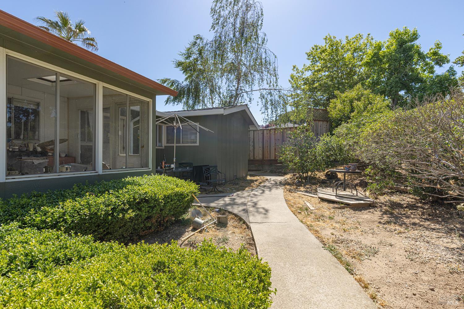 1021 Country Club Dr