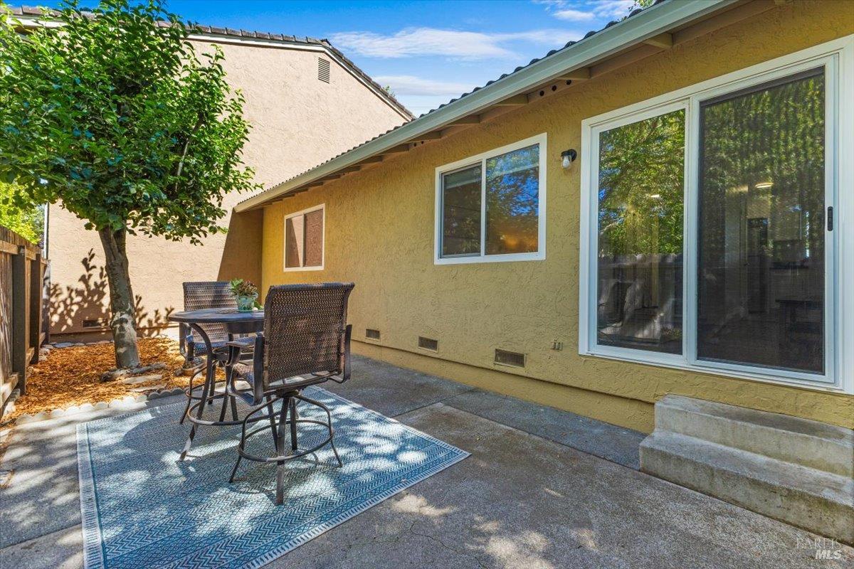 594 Santa Alicia Dr
