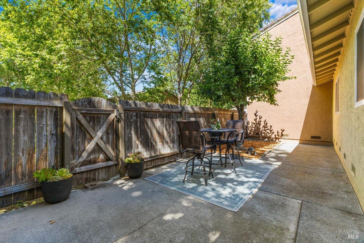 594 Santa Alicia Dr