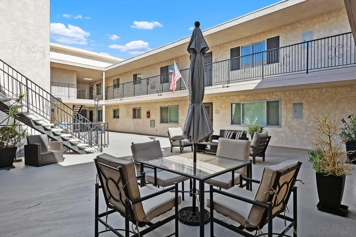 821 E Ave