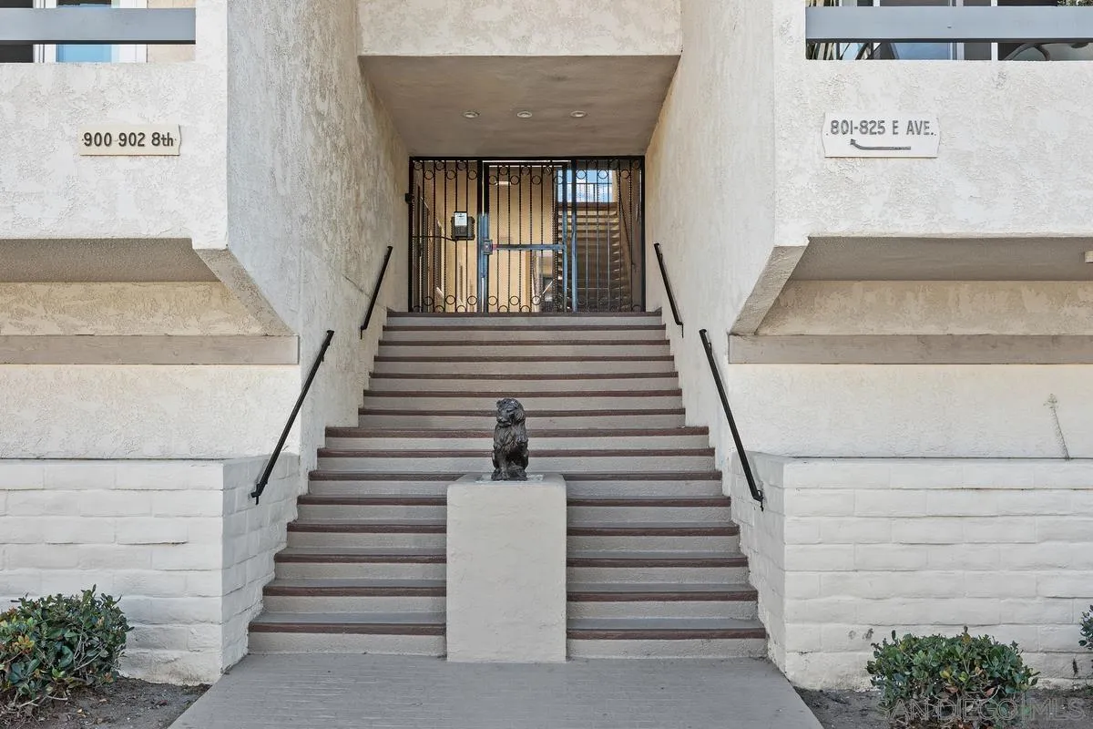 821 E Ave
