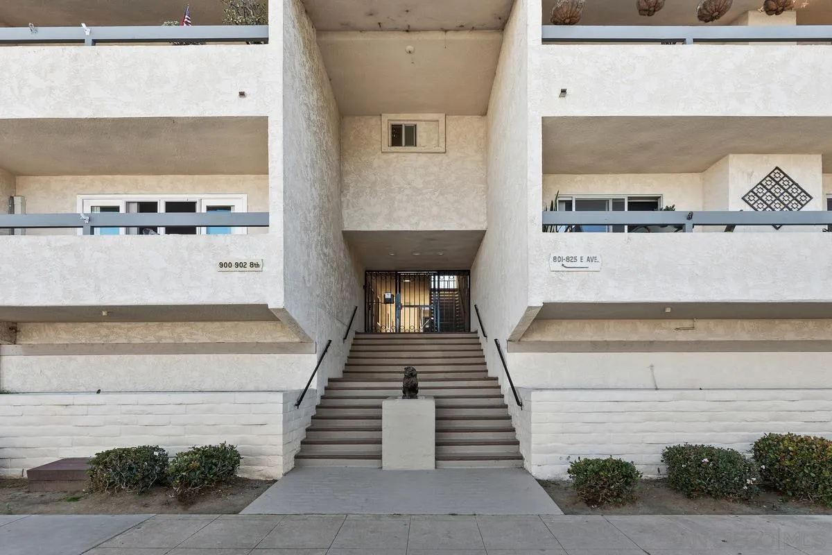 821 E Ave