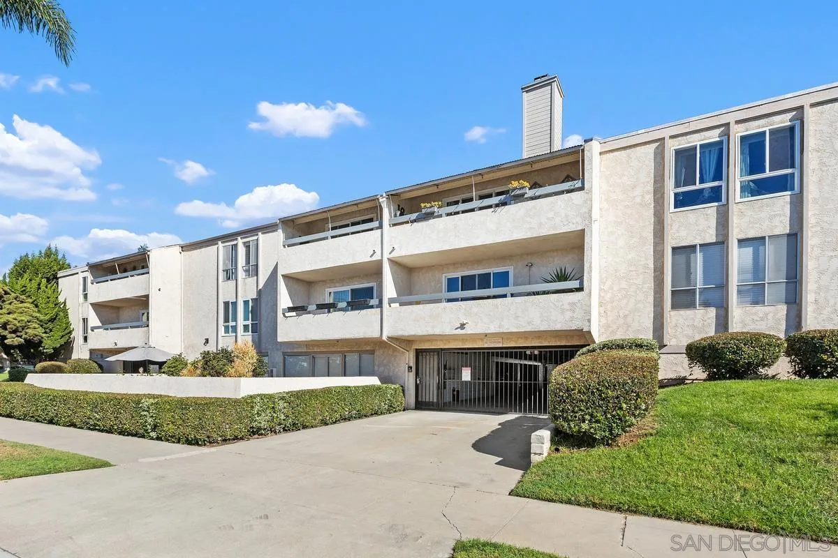 821 E Ave