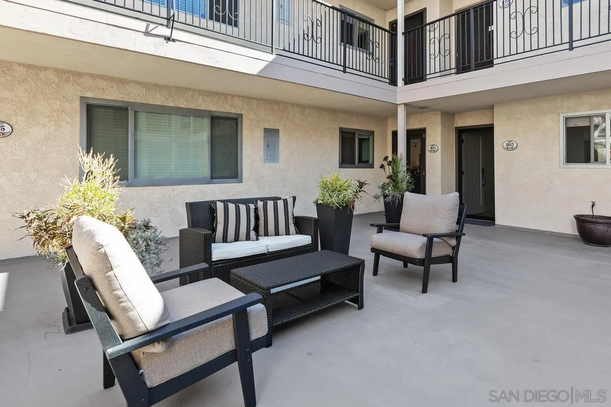 821 E Ave