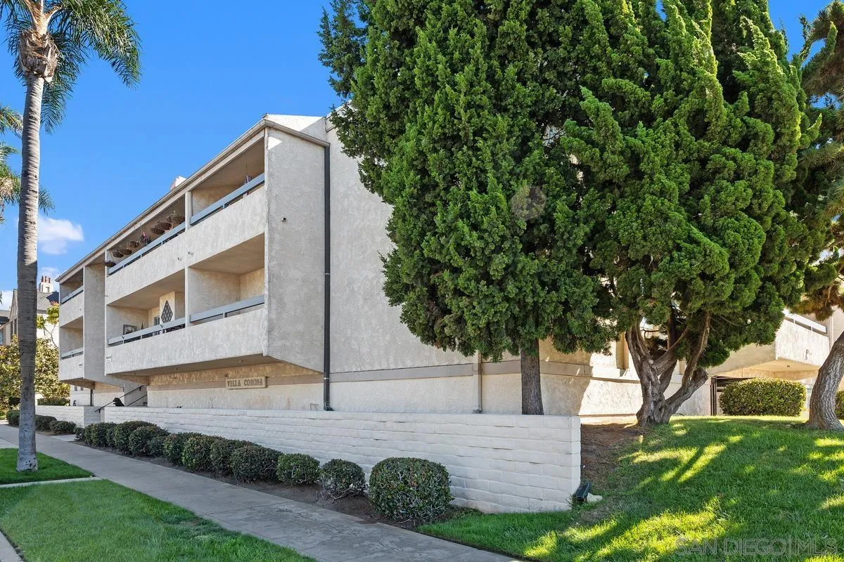 821 E Ave