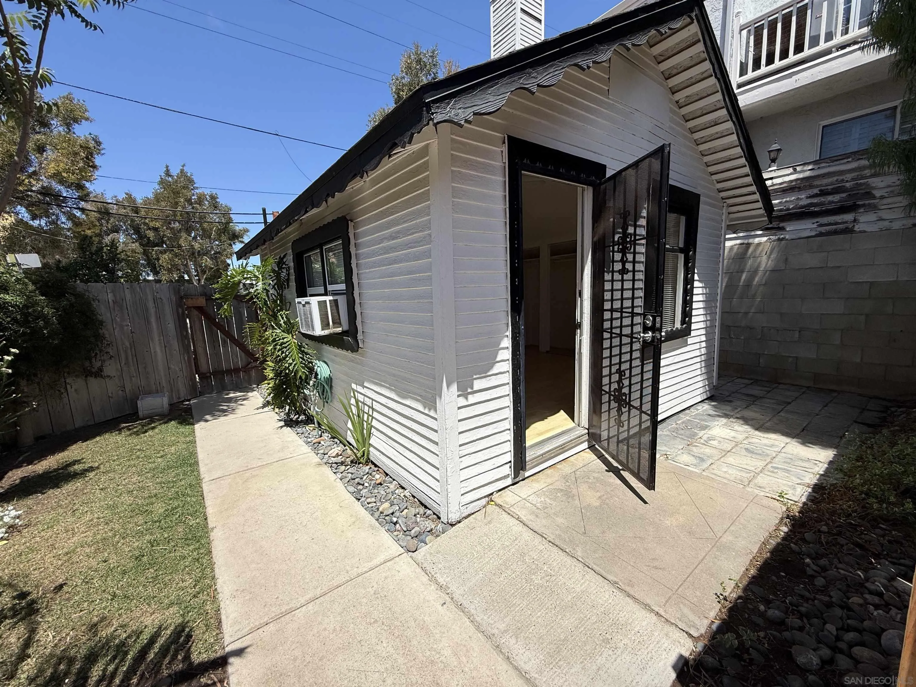 862-864 C Ave