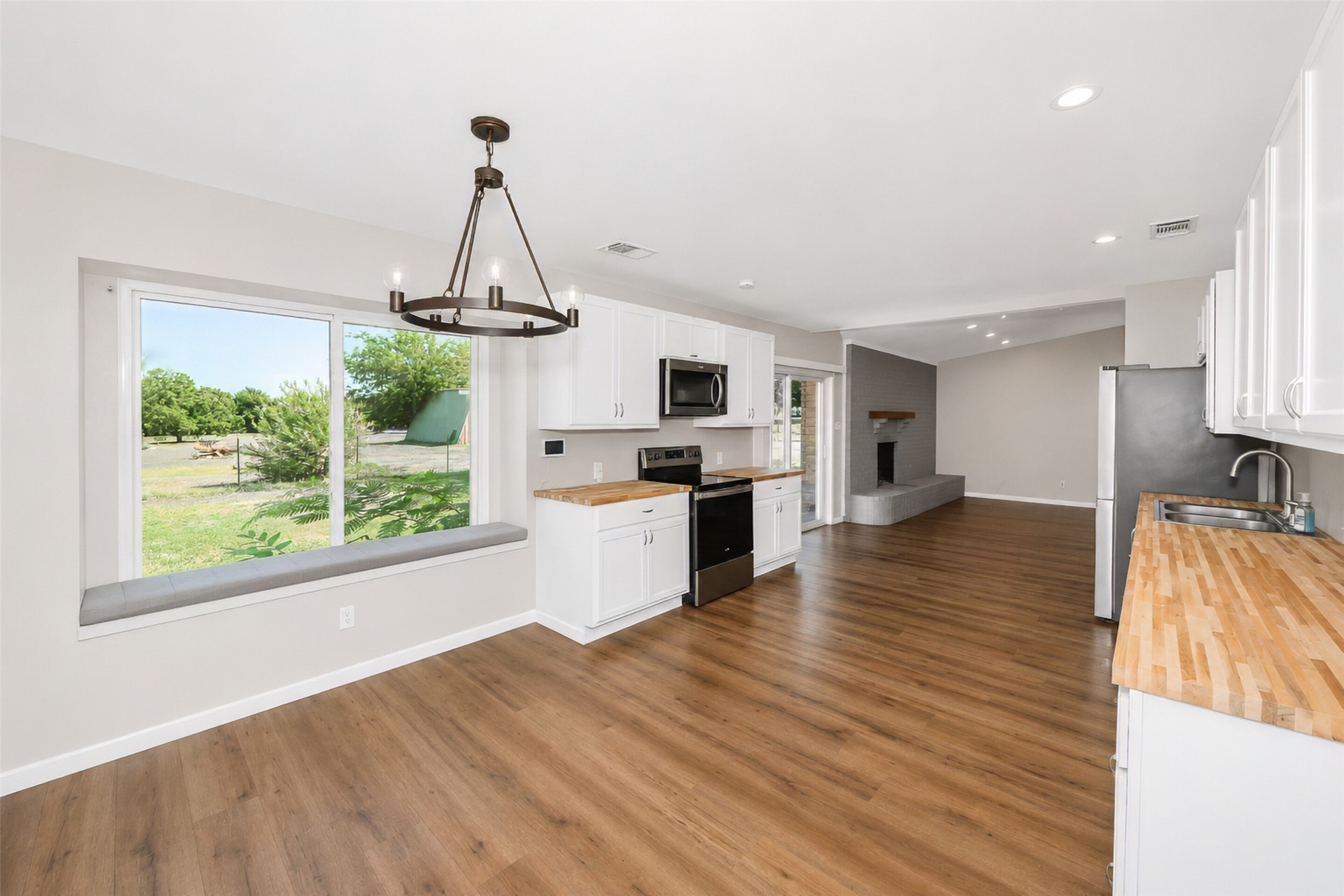 2102 Hill Top Circle