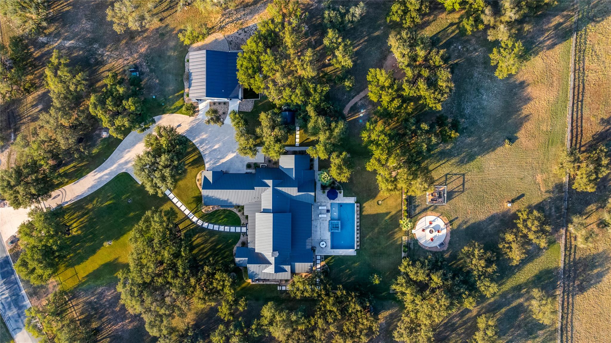 945 Rivercliff DR