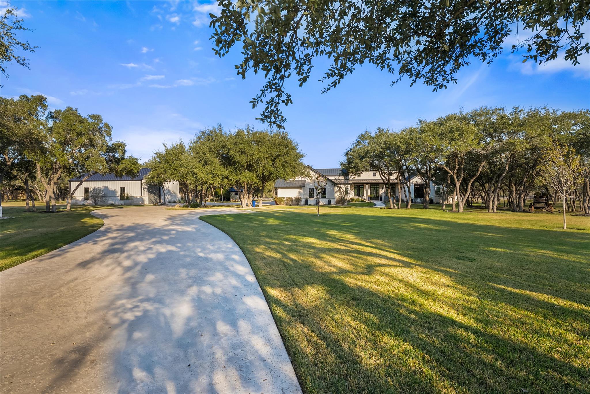 945 Rivercliff DR
