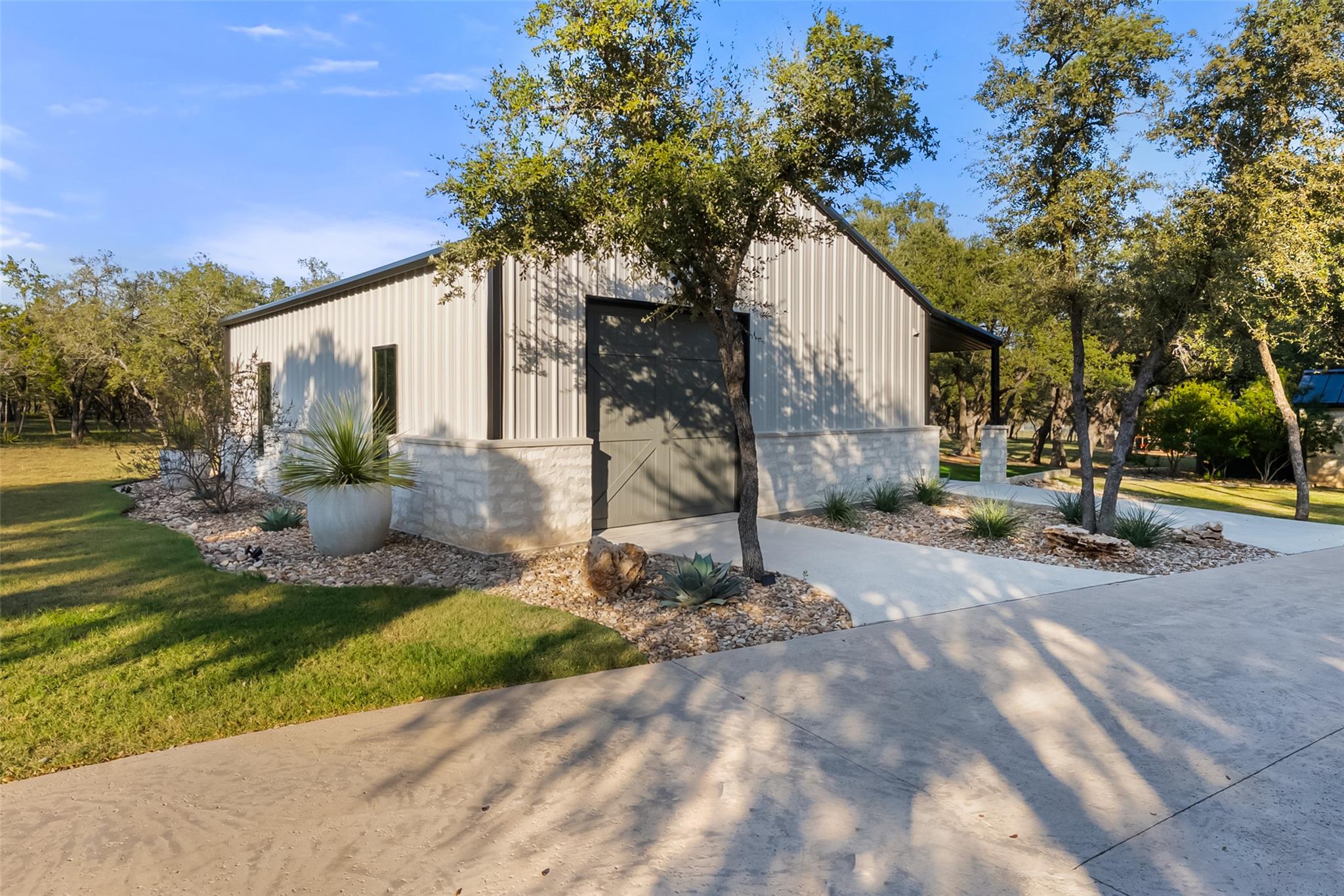 945 Rivercliff DR
