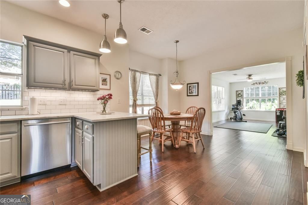 655 Ruxbury Court