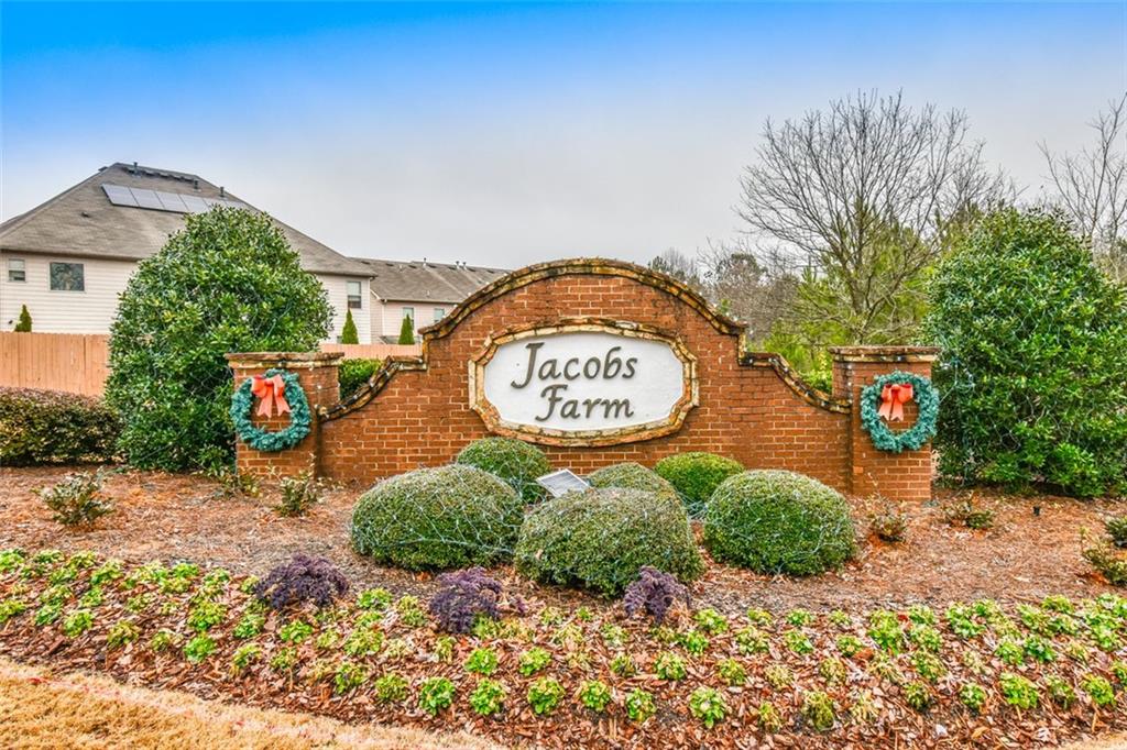 385 LANCE VIEW Lane