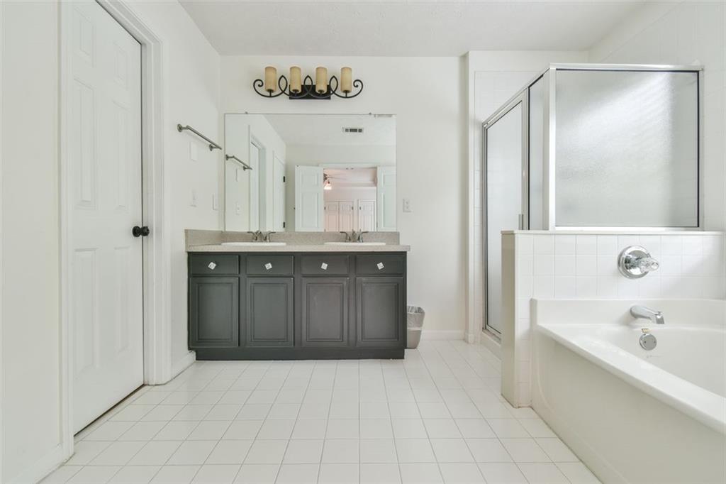 823 GLEN ABBEY Court