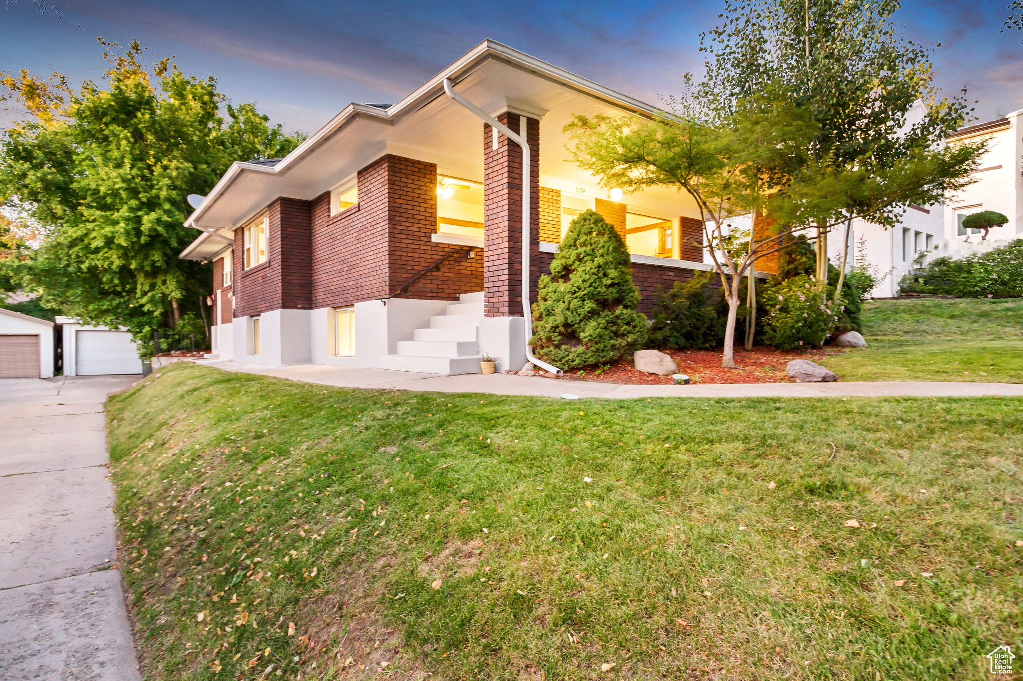 1159 E HERBERT AVE