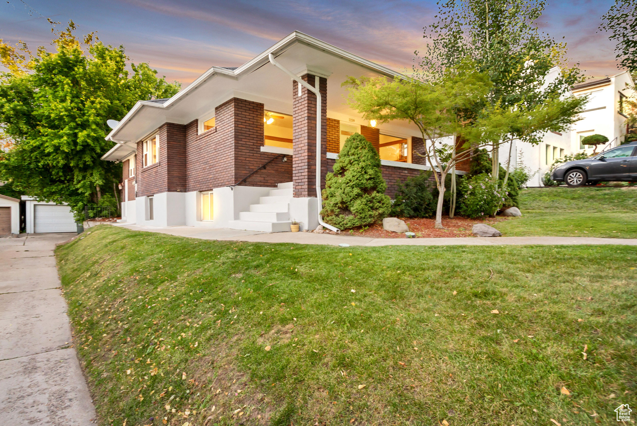 1159 E HERBERT AVE