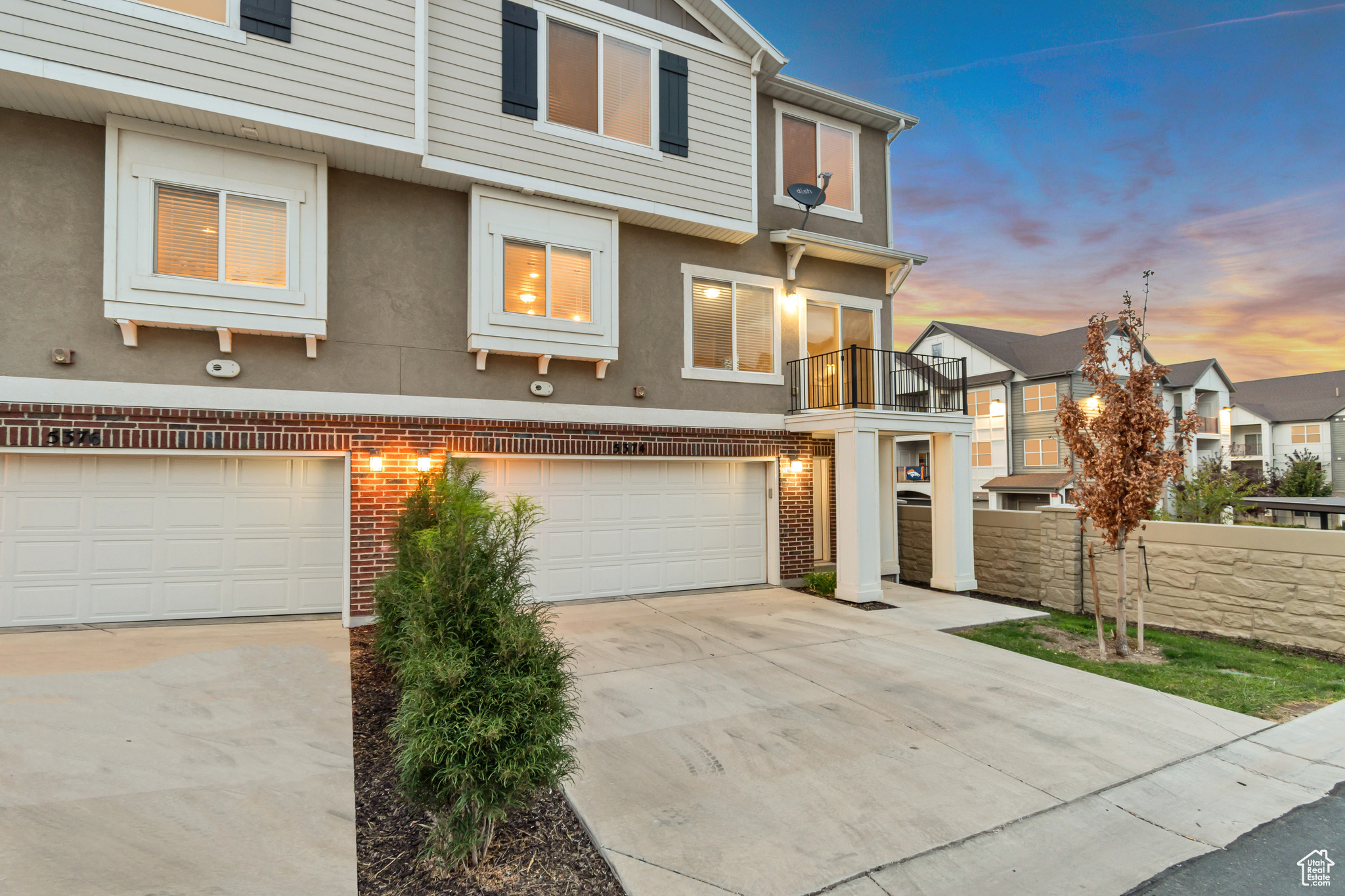 5374 W ROYAL ARCHES PL