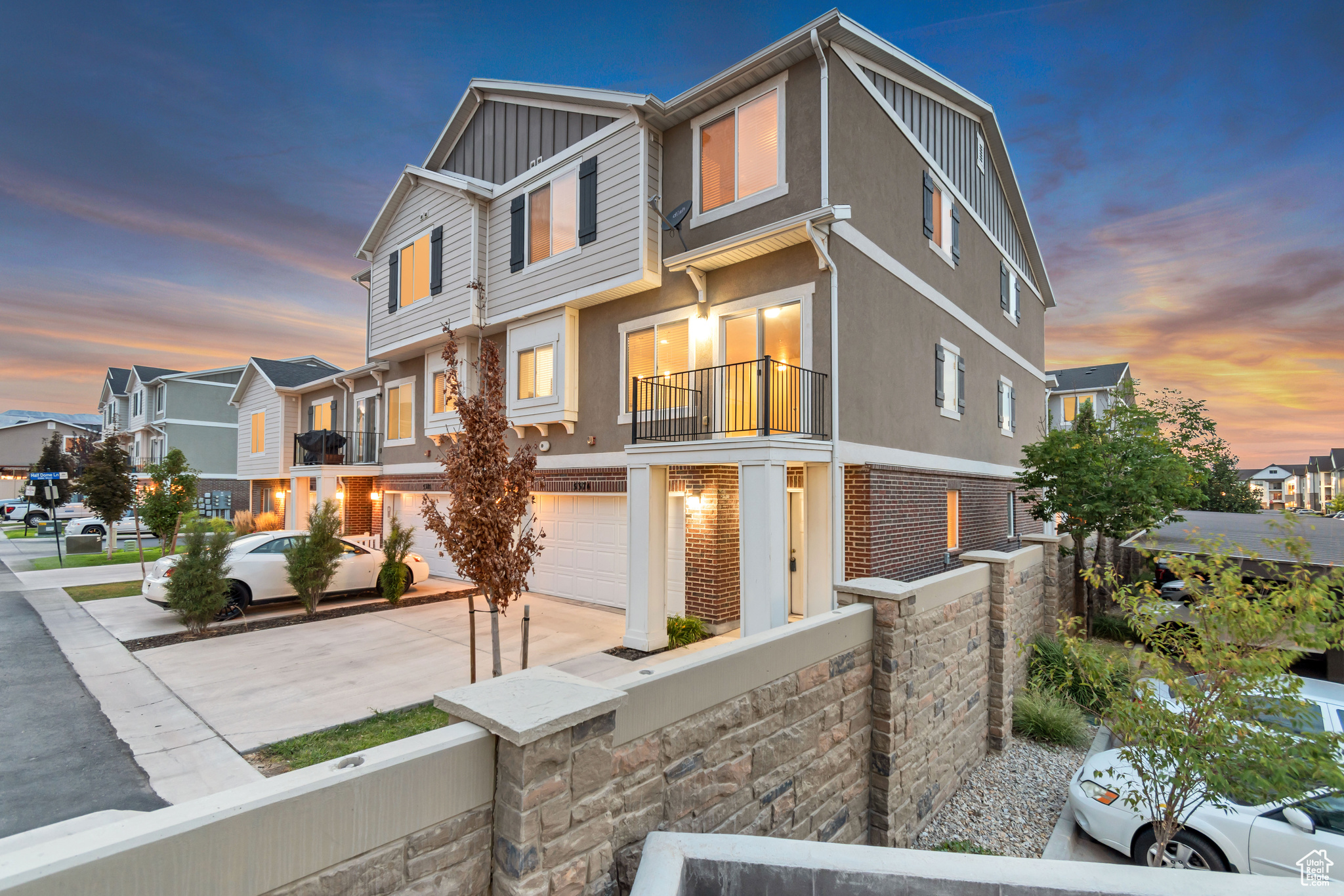 5374 W ROYAL ARCHES PL