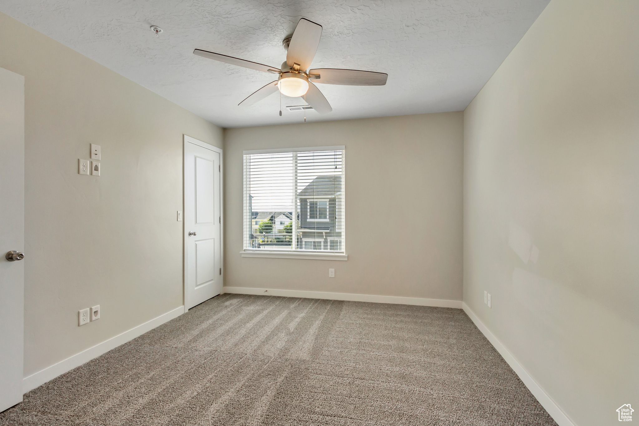 5374 W ROYAL ARCHES PL