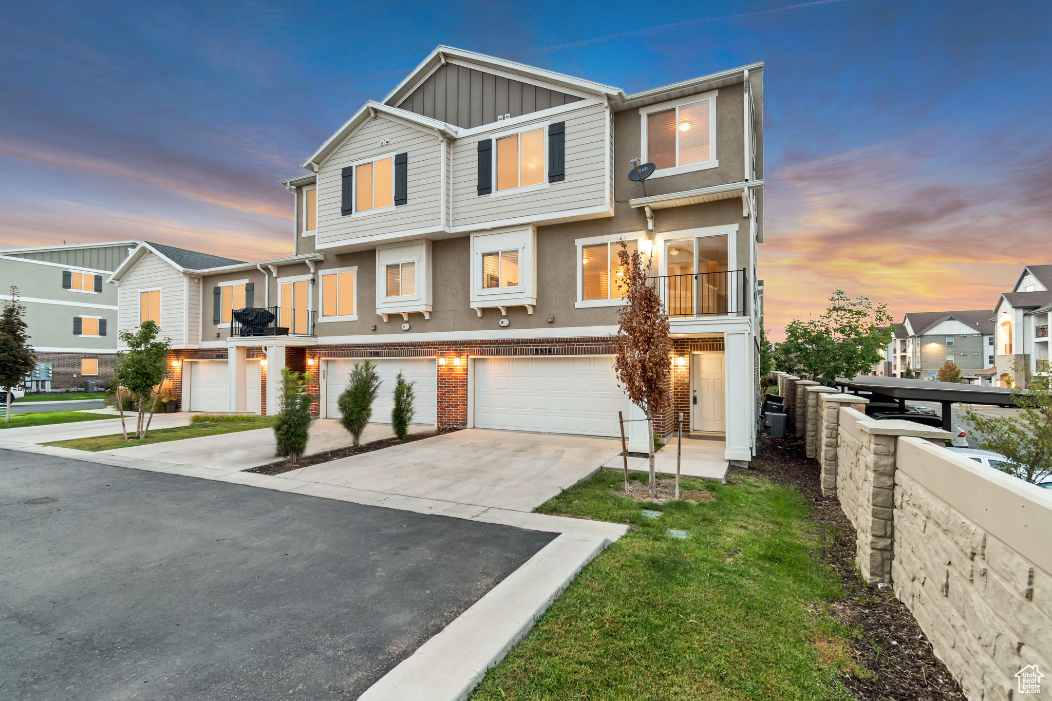 5374 W ROYAL ARCHES PL
