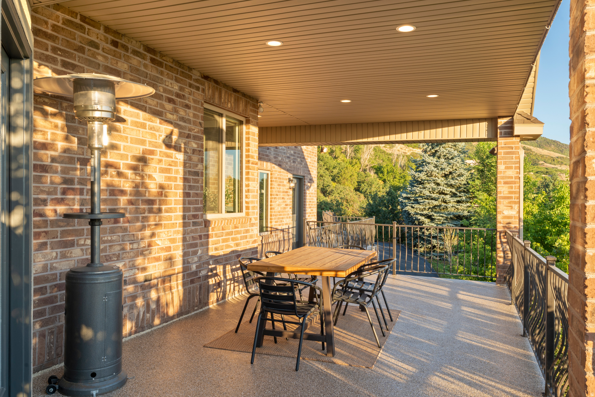 3203 E FERNWOOD DR